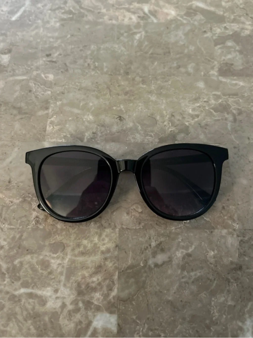 Women’s Black Cat-Eye Sunglasses - Stylish UV Shield